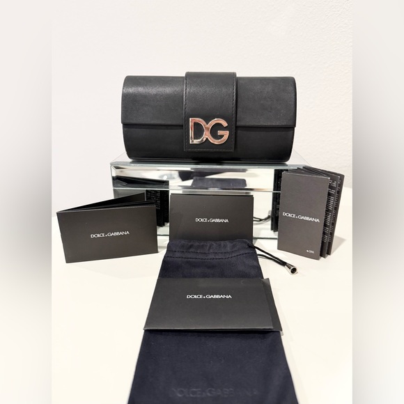 🕶️✨ Dolce & Gabbana Leopard Sunglasses with Gold Toned Accents & Accessories - Picture 14 of 16